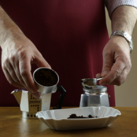 Espressokocher - Kaffeemehl einfüllen